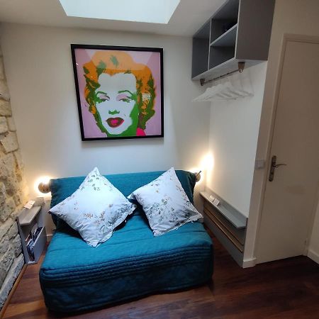 Romantic Tiny House Inside Montmartre Paris Exterior photo