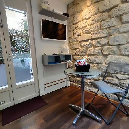 Romantic Tiny House Inside Montmartre Paris Exterior photo