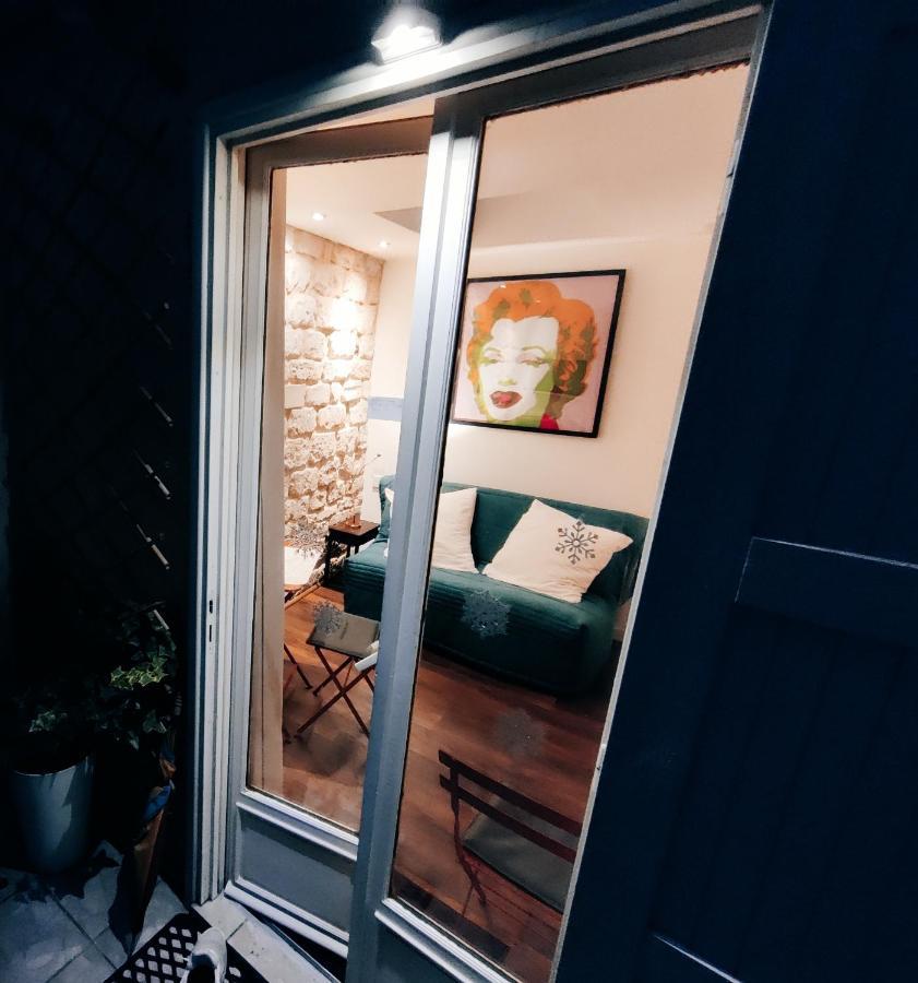 Romantic Tiny House Inside Montmartre Paris Exterior photo
