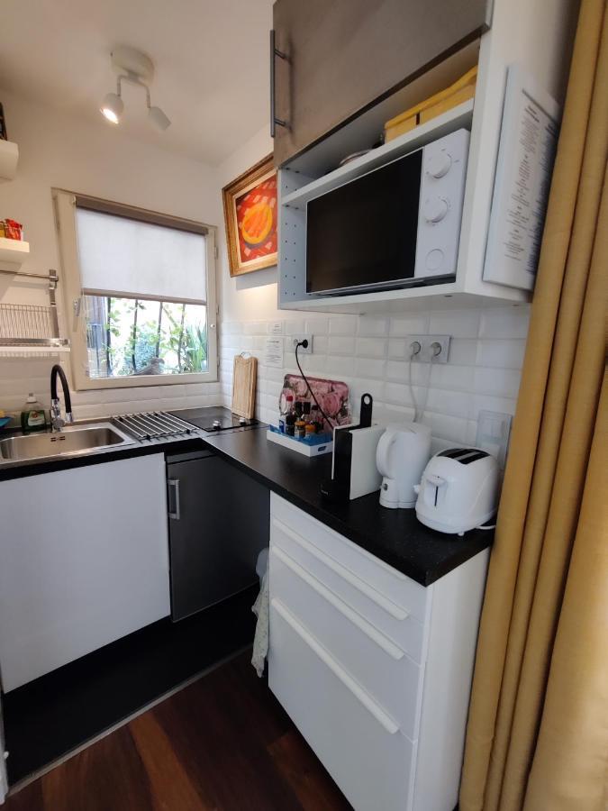 Romantic Tiny House Inside Montmartre Paris Exterior photo