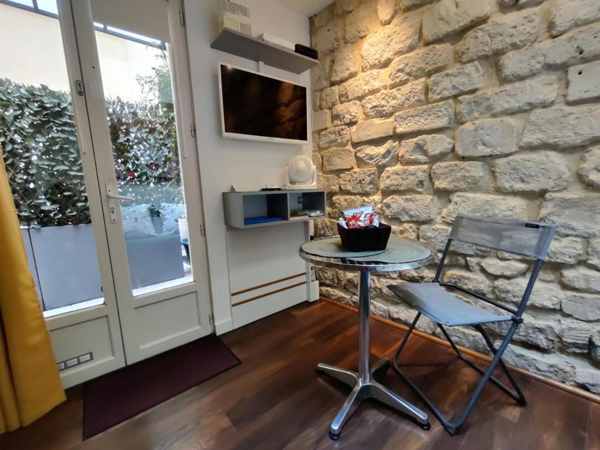 Romantic Tiny House Inside Montmartre Paris Exterior photo