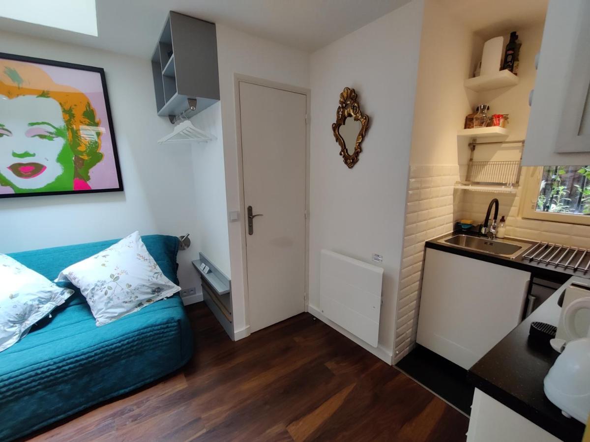 Romantic Tiny House Inside Montmartre Paris Exterior photo