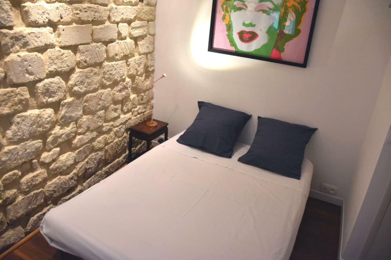 Romantic Tiny House Inside Montmartre Paris Exterior photo